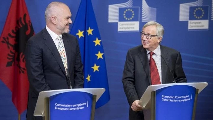 Γιούνκερ προς Ράμα: Τερματίστε τις εδαφικές διενέξεις με την Ελλάδα για να γίνετε μέλος της Ε.Ε.